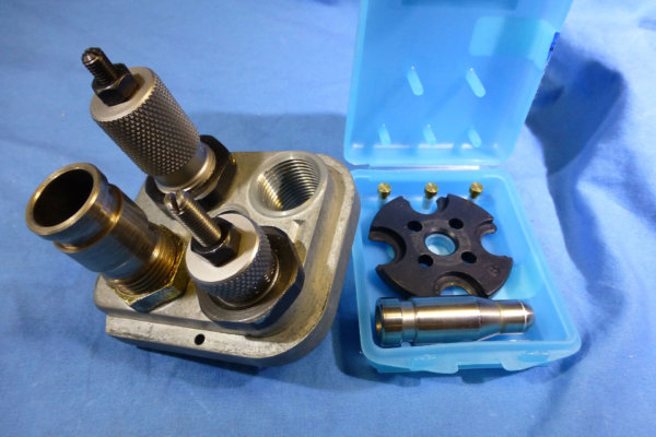 Plaquettes de crosse S&W J frame Square Butt Conversion Dillon RL550 + outils sur support Dillon RL550