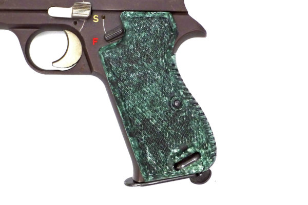 Plaquettes d’origine P210-2,  Finition « Croco »  hydro-peinture, pièce unique. Plaquettes d’origine P210-2,  Finition « Croco »  hydro-peinture, pièce unique.