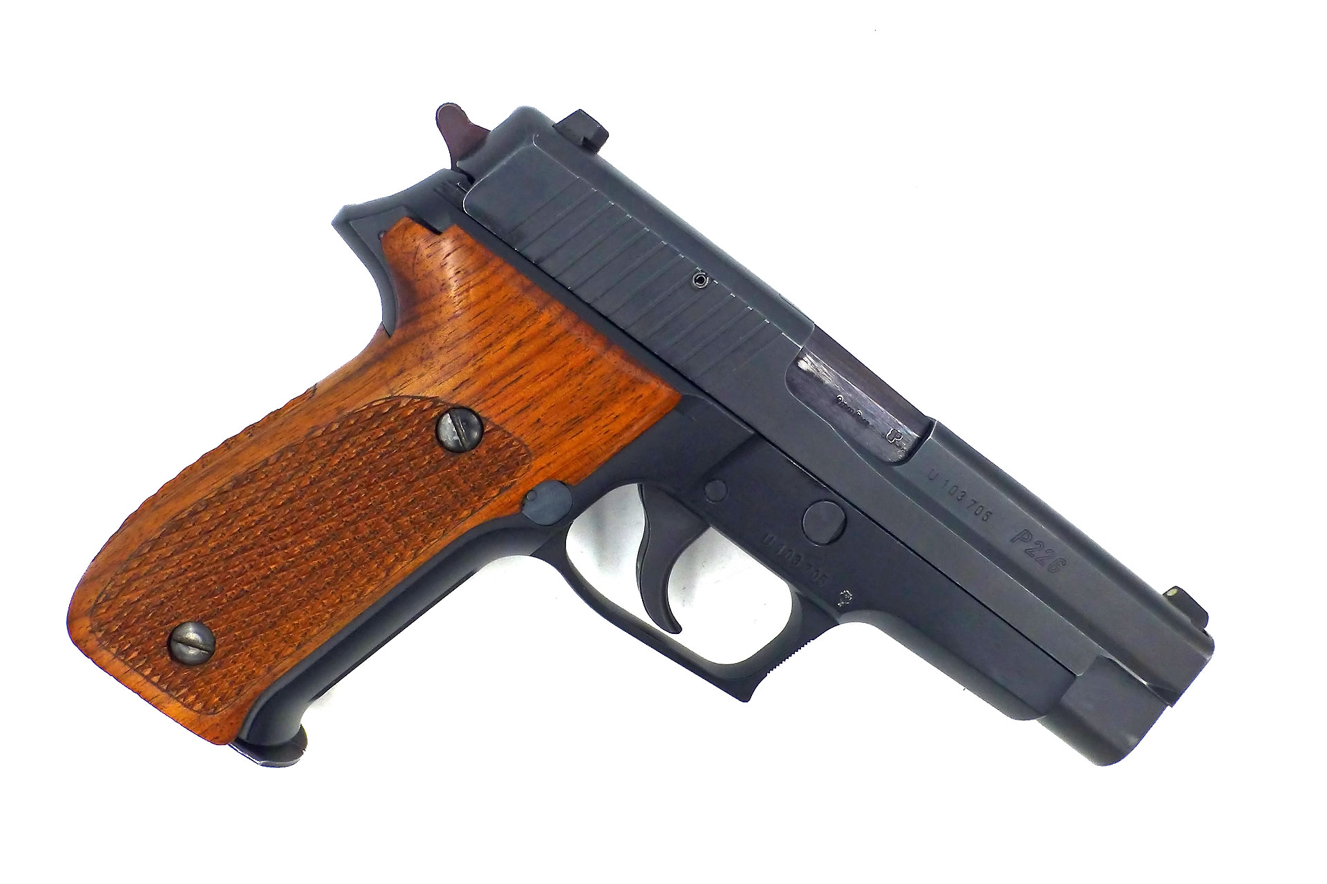  Pistolet  SIG  SAUER  P226 crosse bois Atelier d Armurerie 